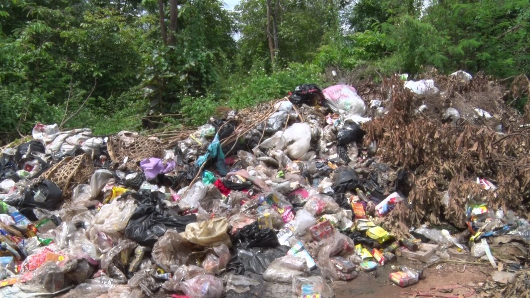 สุดมักง่ายแอบทิ้งขยะหลังวิทยาลัยการอาชีพจอมทอง เชียงใหม่ - ข่าวสด