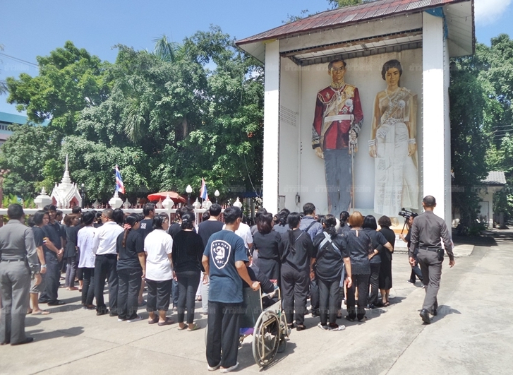 แห่ดูภาพพระบรมสาทิสลักษณ์อายุกว่า50ปี สร้างรับเสด็จ "ใน ...