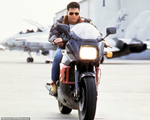 ทอม ครูซ หล่อเท่เป๊ะเหมือนเดิม เข้าฉากหนังภาคต่อ Top Gun อีก 2 ปีได้ดู