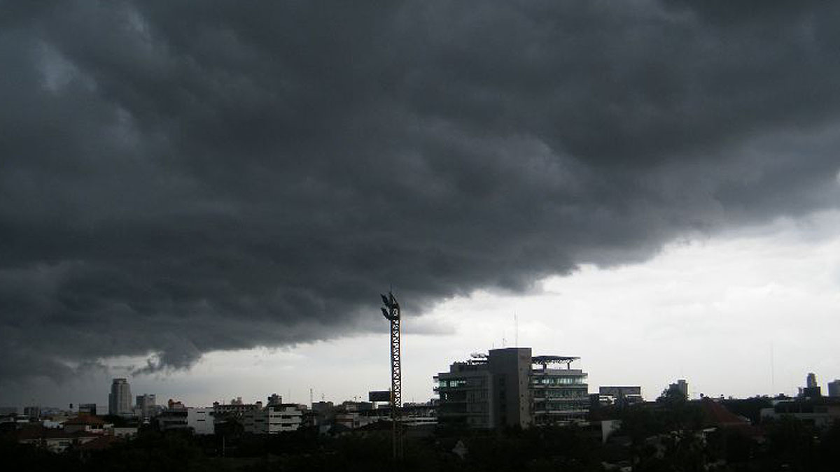 ระวังอันตราย! กรมอุตุฯ เตือนพายุฝนถล่ม 24 จว. ลมแรง-ลูกเห็บตก กรุงโดนด้วย