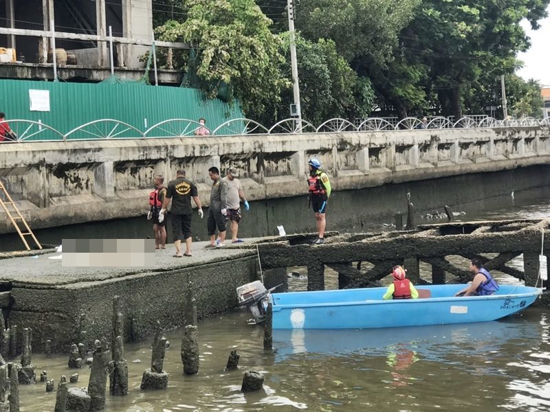 A naked corpse appeared Chao Phraya. 