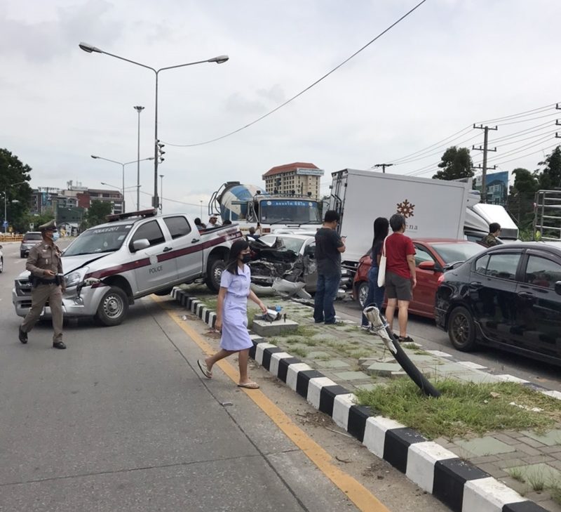 The cement crushers broke and collided with 10 cars in a row;  the police car was hit.  Damaged chiang mai city