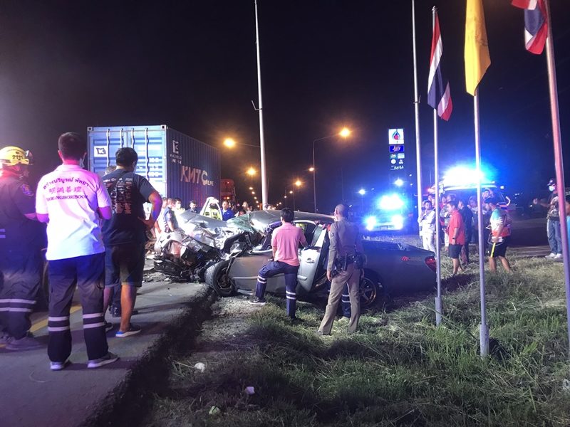 The van scratched the rear of the trailer, 18 tow wheels were killed.  Number 1, a 17-year-old teenager was seriously injured, another on the road in Chonburi province.