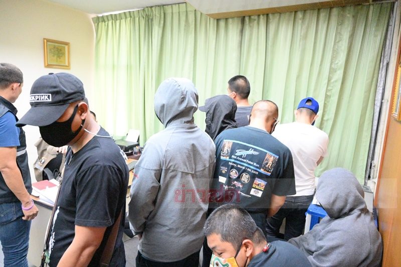 (Photo File) A famous shopping gang traveled to meet the investigation officer from Bang Khen Police Station.