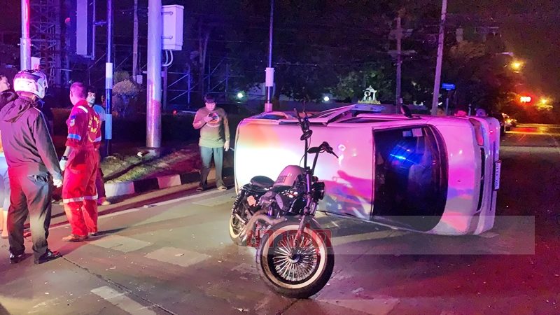 Young architect drives Harley through a red light at Sukonthasawat intersection Crashed, truck overturned and died