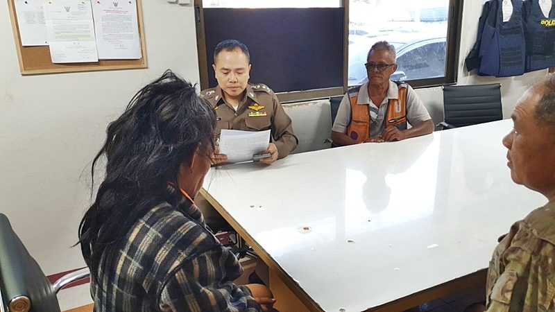 A burning woman invades the victim's house, she is standing, spraying perfume before the robbery in the area of ​​Pathum Thani province