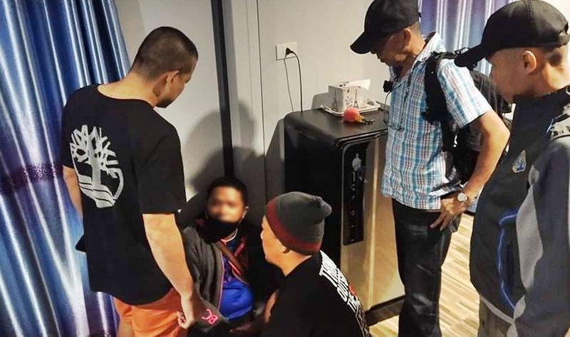 Police arrested two merchants for arresting lottery tickets worth more than 400 million baht after escaping from a home in Lopburi province.