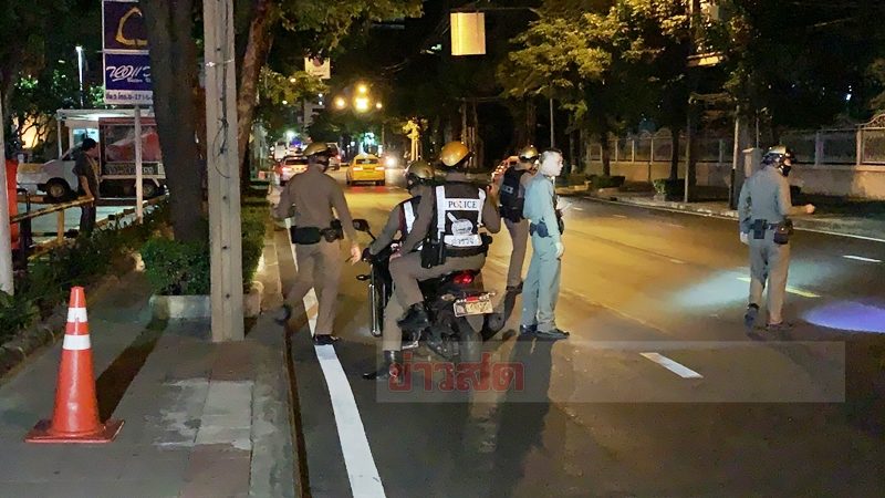 The security guard opened a video of an impetuous woman wielding a firearm in front of a department store in Wattana.