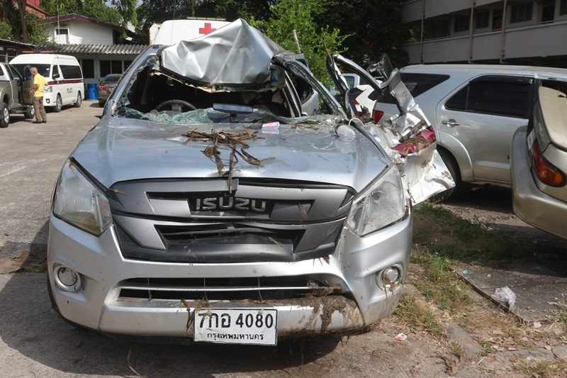 By revealing Baekho's knot, the police van scared her into the water.  In the area of ​​Pathum Thani province