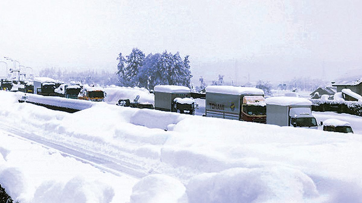 Overseas – Frozen blizzard, Japanese expressways