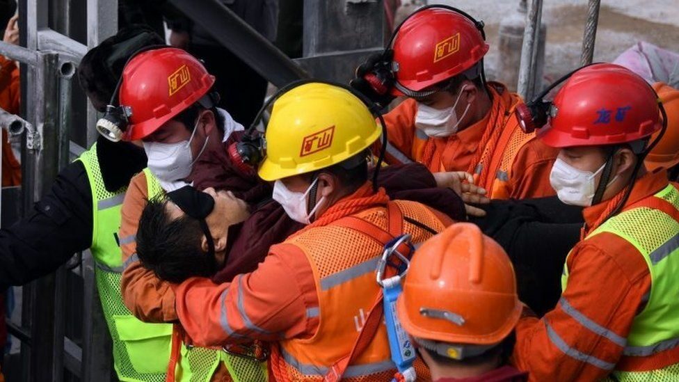 Chinese miners knock on pipeline  Until being saved after being stuck underground for 2 weeks