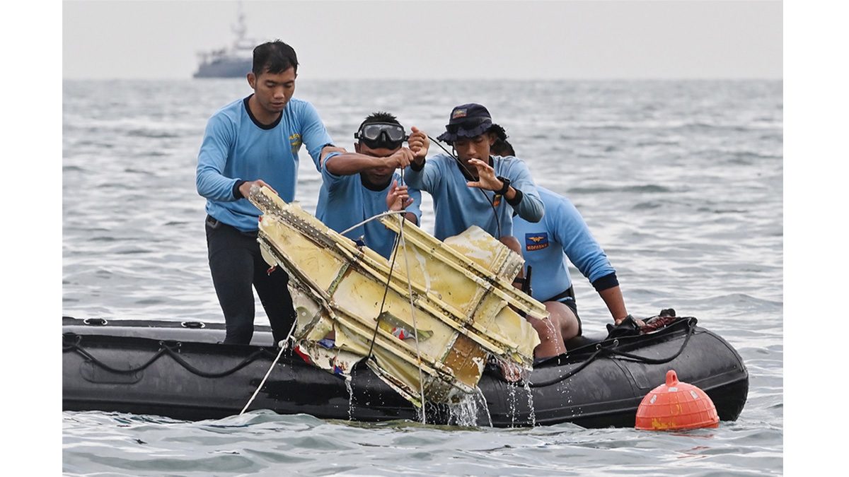 Overseas – Indo recovers black boxes, flying knots, 62 bodies