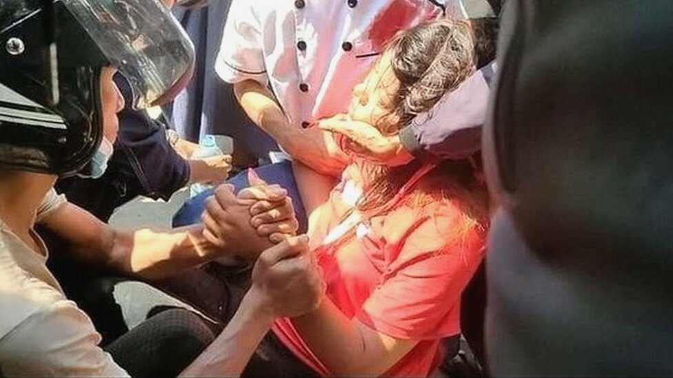Ha muerto una niña de Myanmar.  La víctima recibió un disparo en la cabeza.  En medio de la multitud contra el golpe