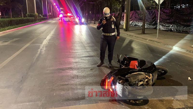 A young student who drives a motorcycle, crashed into a tree and struck an electric pole  Died at the second dead in Don Mueang area