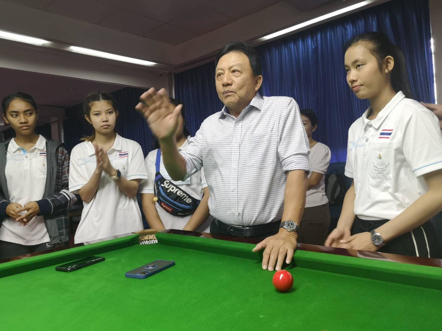 Big Hong encourages players to queue up.  Confident Snooker Siu Thong Sure