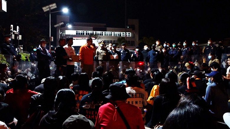 During the night, the protesters crowded in front of the Khon Kaen Police Station.  Confront the police in line – fresh news