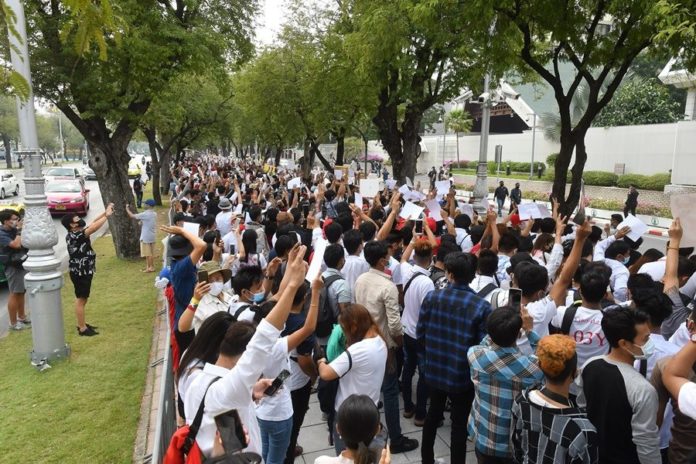 The Myanmar people gathered to raise three fingers.  Against the coup  Call for Aung San's release.