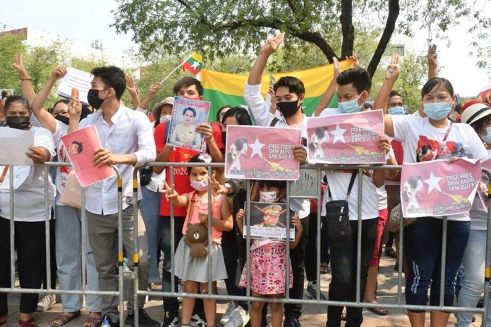 The Myanmar people gathered to raise three fingers.  Against the coup  Call for Aung San's release.