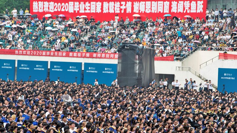 La Universidad de Wuhan celebra ceremonia de graduación