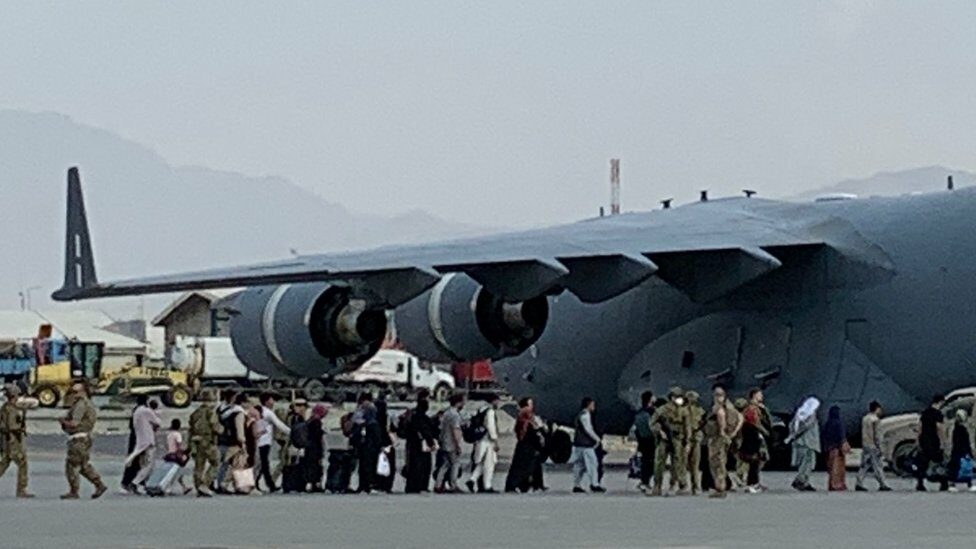 Afgano aborda el avión C-17 a Reino Unido