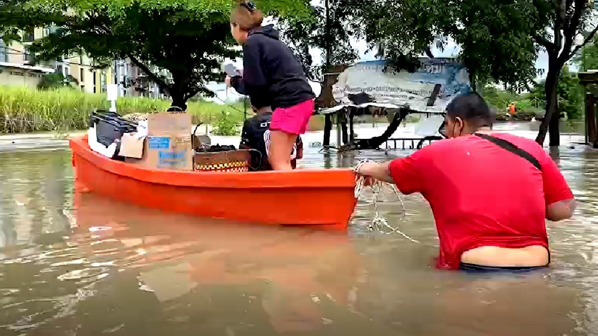 น้ำลำตะคองล้นทะลักไหลเข้า ท่วมตัวเมืองโคราช บางจุดสูงกว่า1เมตร ขนข้าวของหนีวุ่น