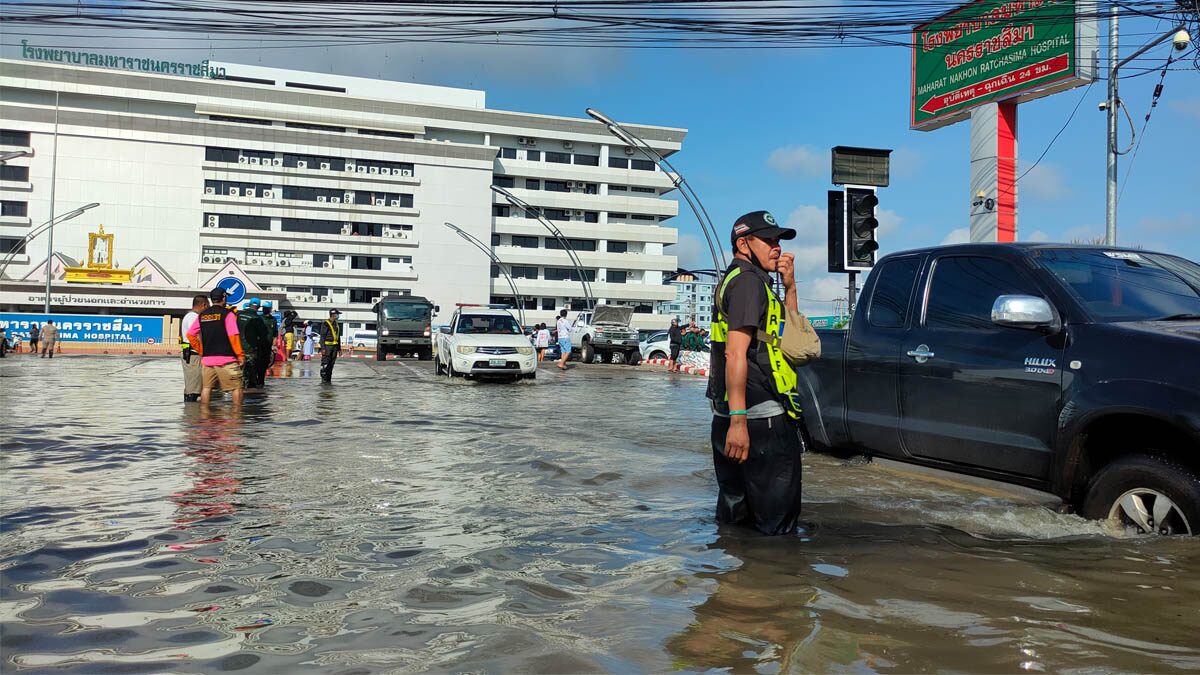 ลำตะคองล้น เขตเศรษฐกิจโคราชอ่วม ระดมวางกระสอบทราย ป้องท่วมรพ.มหาราช 