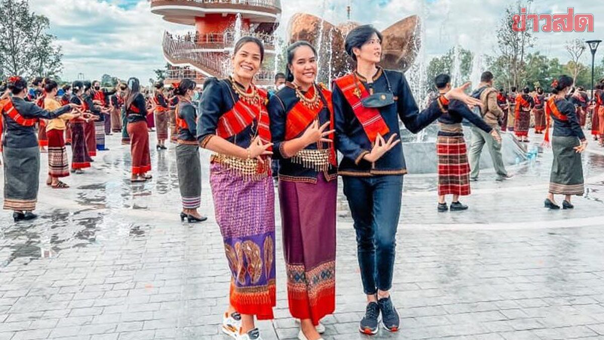 ‘ปลื้มจิตร์-วิลาวัณย์-อรอุมา’ ใส่ เสื้อแส่ว ร่วมงานฉลอง 239 ปีศรีสะเกษ