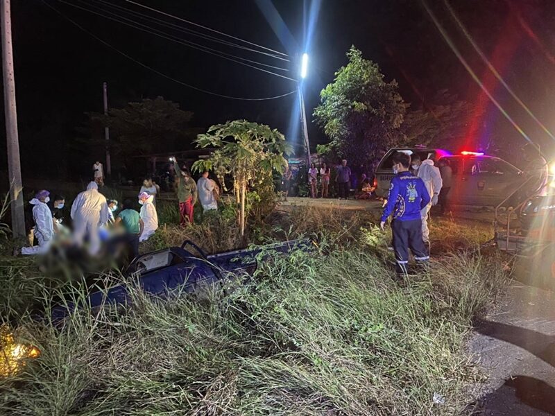 สลด สี่แยกวัดใจ กระบะอัดกันยับ พุ่งตกคูน้ำ สองพี่น้องเสียชีวิตคาที่ ในพื้นที่ จ.ลพบุรี บาดเจ็บอีก 3 ราย