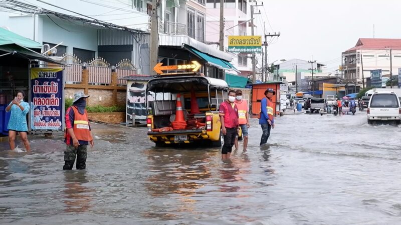 ปราณบุรี อ่วมหนัก ฝนถล่มนาน 2 ชั่วโมง น้ำรอการระบายสูง 40 เซนติเมตร การจราจรติดขัด