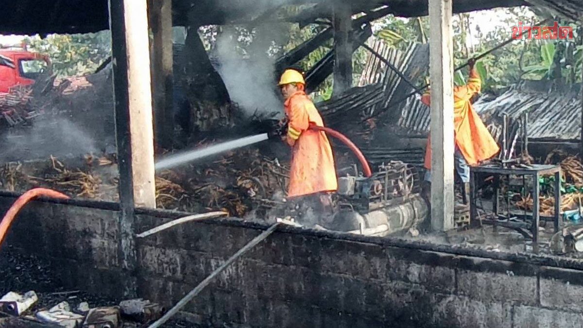 ไฟไหม้โรงงาทำพวงหรีด แรงลมพัดโหมแสงเพลิงลุกไหม้หนัก กว่าจะดับได้วอดเกือบหมด