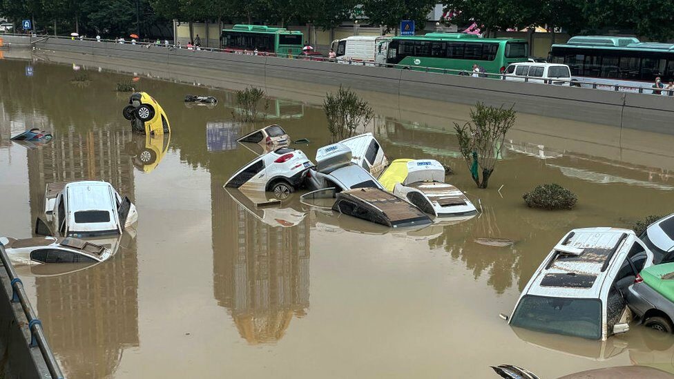 เมืองเจิ้งโจว ในมณฑลเหอหนาน ได้รับความเสียหายจากน้ำท่วม หลังจากฝนตกหนัก 3 วัน เทียบเท่ากับปริมาณน้ำฝนทั้งปี