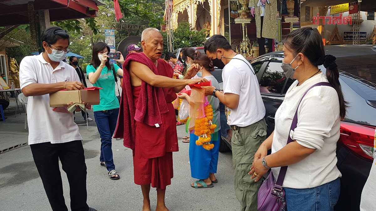 ลุ้นเลขเด็ด แห่เจิมรถต่อแถวยาว 50 คัน วัดสว่างอารมณ์ เกจิดัง แจกผ้ายันต์-เหรียญท้าวเวสสุวรรณ