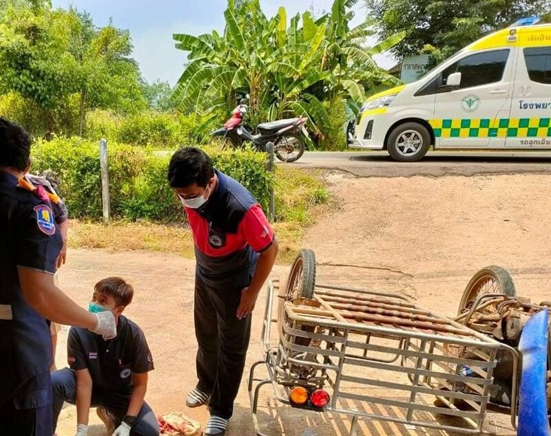 สลดรับสงกรานต์ เด็กชายวัย 8 ขวบ ขับจยย.พ่วงข้าง ขึ้นเนินออกถนนใหญ่ เสียหลักไถลพลิกหงายท้อง ทับร่าง