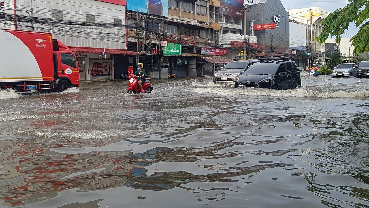 ฝนฤดูร้อนถล่ม นานหลายชั่วโมง พระปฐมท่วมสูง ถนนหลังจมบาดาล