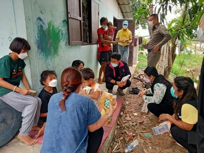 รุดช่วยแม่ลูก6 พม.สะเทือนใจเอาหนูน้อย 20 วัน เข้าเต้าหลังรู้ต้องกินนมข้นหวาน 