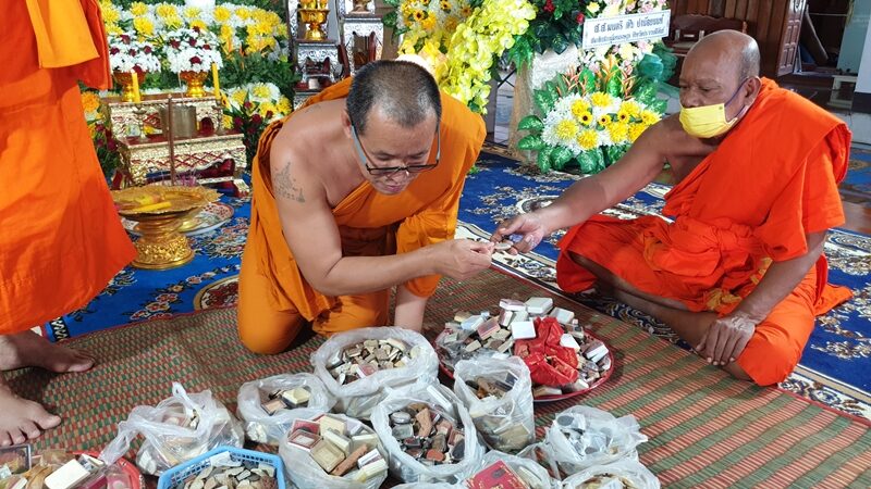 The students were stunned to open the dungeon, the abbot of the famous temple.  Prachuap Khiri Khan  After his death, more than 200,000 baht in cash was found.