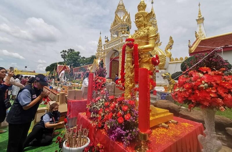 วัดดังนครพนม ทำพิธีบวงสรวง ท้าวเวสสุวรรณ แห่ส่องเลขธูป ซื้อเลขเด็ดเกลี้ยงแผง เผย พระครูเคยถูกรางวัลที่ 1