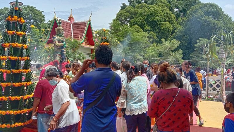 ประชาชนแห่กราบไหว้ ท้าวเวสสุวรรณ วัดดัง จ.นครราชสีมา ช่วงหยุดยาวเข้าพรรษา ขอพรขอโชคลาภ