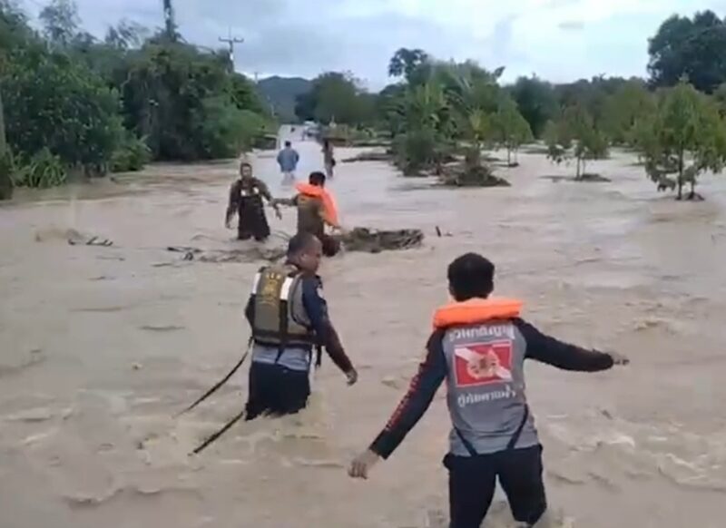 ระยอง ก็อ่วม! ฝนถล่ม นานหลายชั่วโมง น้ำป่าทะลักท่วมสวนผลไม้-บ้าน ประชาชนแห่ขนของหนีกันอลหม่าน