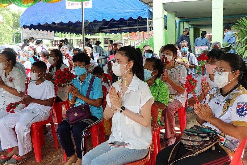 โบว์ ซุปเปอร์วาเลนไทน์ ร่วมพิธีบวงสรวง ท้าวเวสสุวรรณ วัดดังเมืองอ่างทอง แห่ส่องเลขปลายประทัด ลุ้นรวยงวดนี้