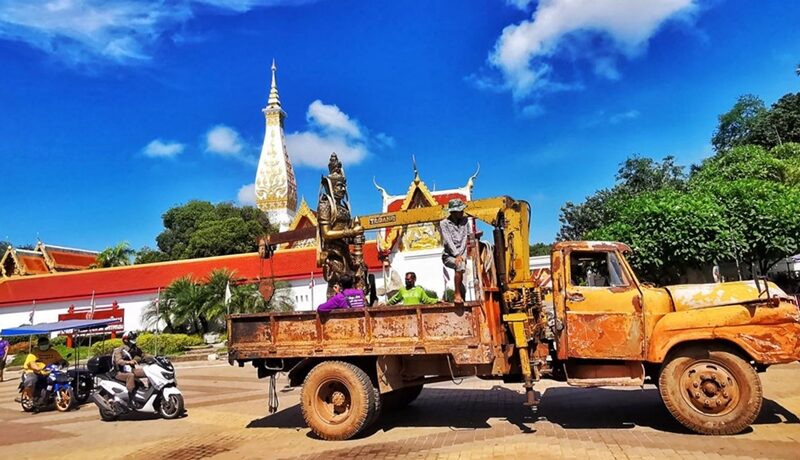 พระครู ถูกหวย18ล้าน วัดดังเมืองนครพนม ทำพิธีเคลื่อนย้าย ท้าวเวสสุวรรณ สายมูแห่จ้องเลขธูป-ทะเบียนรถ