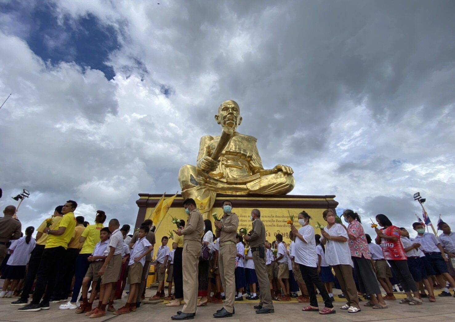 สืบสานประเพณีดีงามไทย ชาววังน้ำเขียว ร่วมแห่เทียนพรรษา รอบหลวงพ่อคูณองค์ใหญ่