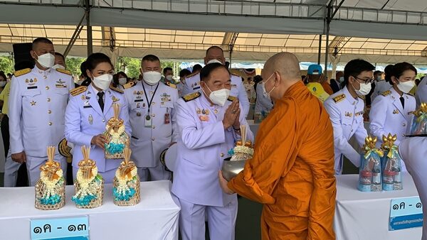 นายกฯ-ครม. ทำบุญตักบาตร วันเฉลิมพระชนมพรรษา พระพันปีหลวง