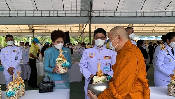 นายกฯ-ครม. ทำบุญตักบาตร วันเฉลิมพระชนมพรรษา พระพันปีหลวง