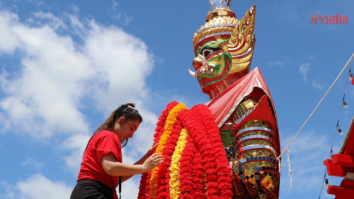 สาวดวงเฮง ถูกหวย1ล้าน แก้บน ท้าวเวสสุวรรณ แห่ส่องเลขหางประทัด