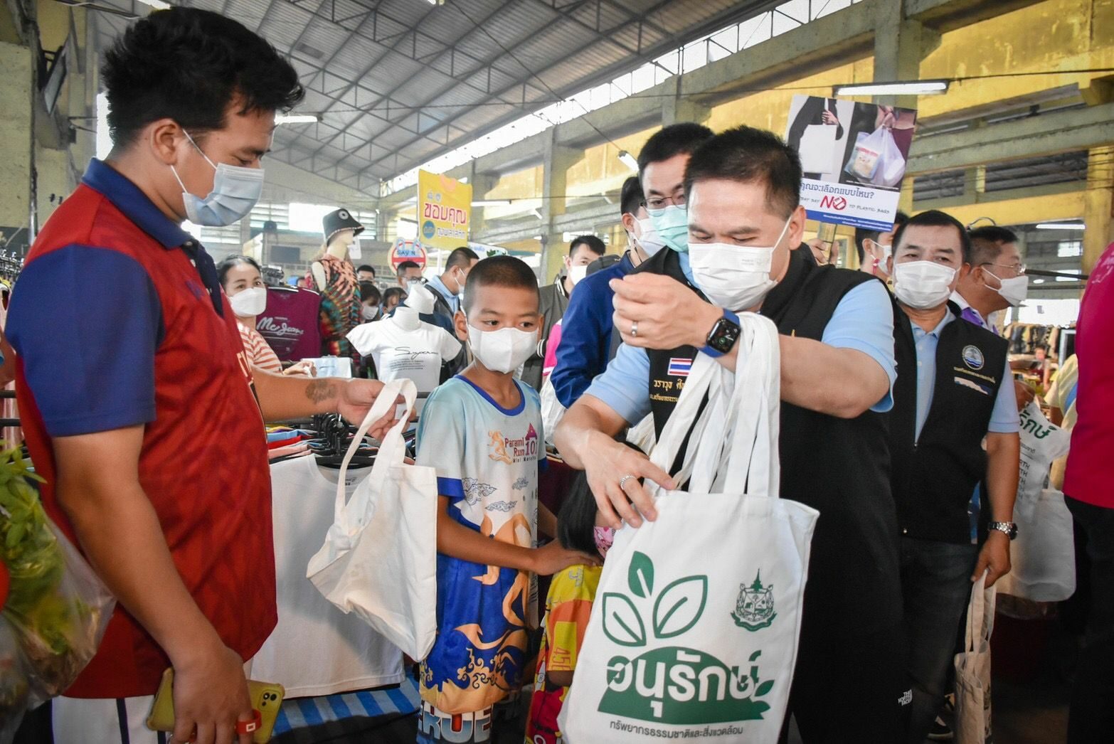 รมว.วราวุธ แจกถุงผ้าอนุรักษ์ธรรมชาติ ลดโลกร้อน ชาวบ้านขานรับ พกใส่เป๋าติดตัวใช้ประจำวัน