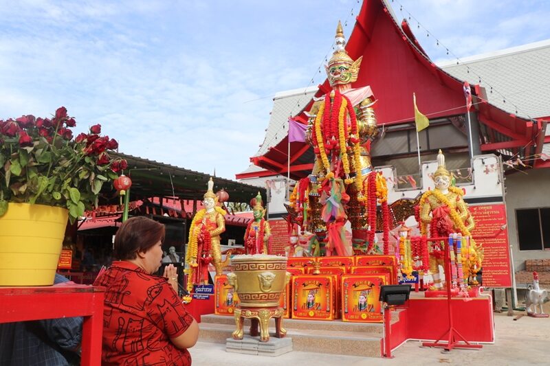 คนดวงเฮง จุดประทัด 2 แสนนัด แก้บน ท้าวเวสสุวรรณ วัดดังเมืองอ่างทอง หลังได้โชคสมความปรารถนา