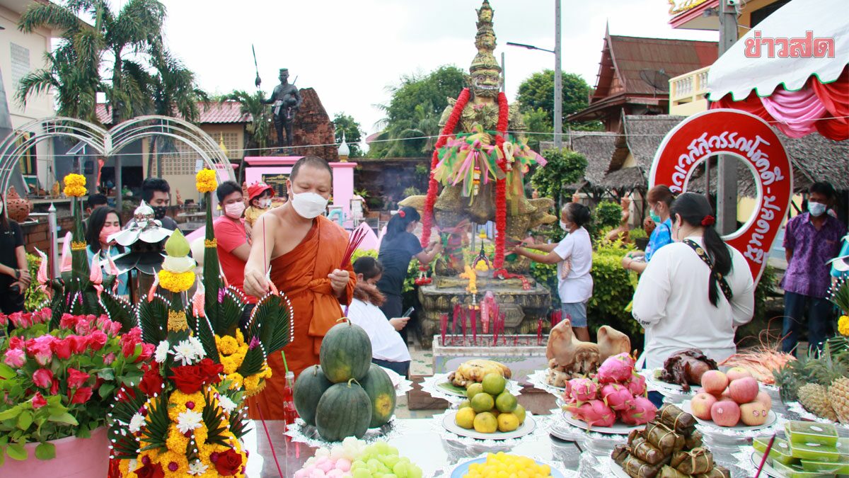 แห่ส่องเลขเด็ด บวงสรวงท้าวเวสสุวรรณ สาวอึ้งเขย่าเซียมกับเพื่อน ได้เลขเหมือนกัน