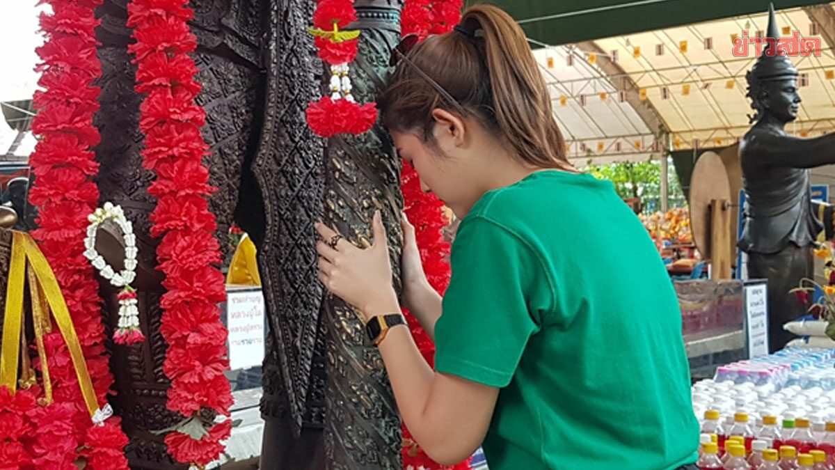 นักแสดงสาว ไหว้ขอพร พระตรีมูรติ-ท้าวเวสสุวรรณ วัดดัง อึ้งเลขเซียมซี