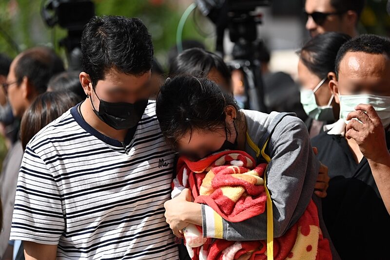 weeping family  Hugging blankets and feeding bottles for victims of Nong Bua Lamphu shooting  Place white flowers in front of the Child Development Center, Nang Klang District